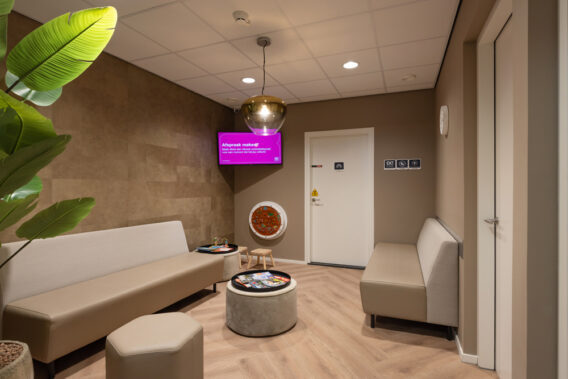 Wachtruimte Dental Clinics Steenbergen