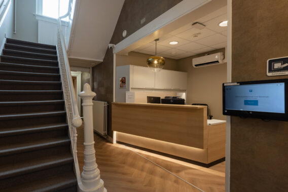 Balie en trap Dental Clinics Steenbergen