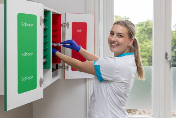 Sterilisatieassistent Dental Clinics Steenbergen poseert voor de foto