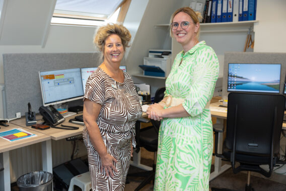 Praktijk- en officemanager Dental Clinics Steenbergen poseren voor de foto