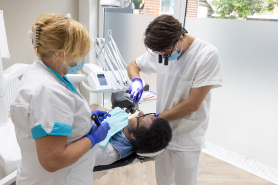 Tandarts behandelt patiënt bij Dental Clinics Steenbergen