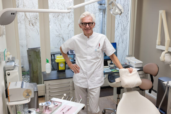 Foto van behandelaar in de kamer bij Dental Clinics Bloemendaal