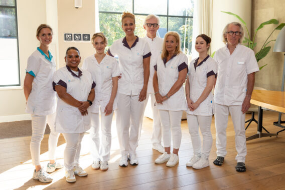 Groepsfoto van medewerkers Dental Clinics Bloemendaal