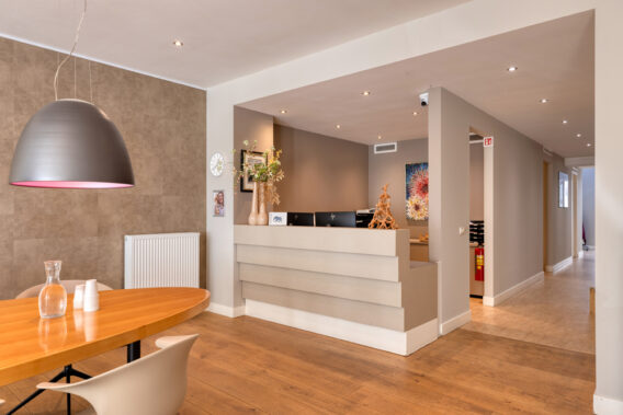 Receptie ingang van Dental Clinics Bloemendaal